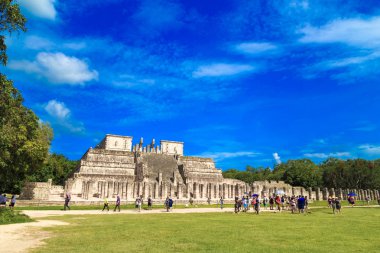 Chichen Itza'daki Kukulkan Piramidi. Maya piramitleri, gökyüzü, cl