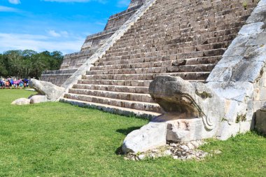 Chichen Itza'daki Kukulkan Piramidi. Maya piramitleri, gökyüzü, cl