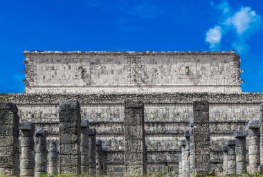 Chichen Itza'daki Kukulkan Piramidi. Maya piramitleri, gökyüzü, cl