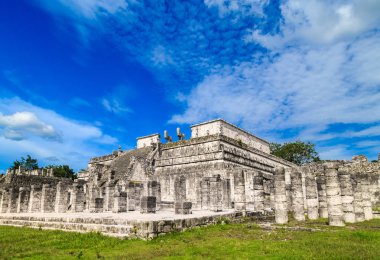 Chichen Itza'daki Kukulkan Piramidi. Maya piramitleri, gökyüzü, cl