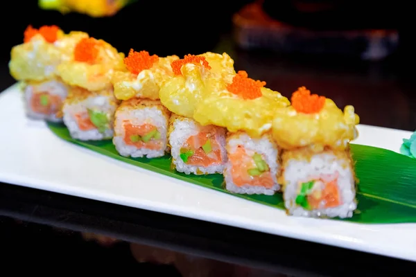 Le restaurant japonais, les rouleaux sont tempura de crevettes, saumon sa — Photo