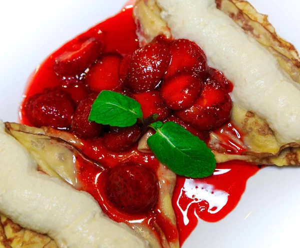 Panqueques con helado rociado con fresa y menta — Foto de Stock