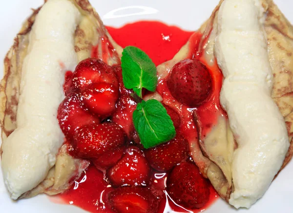 Panqueques con helado rociado con fresa y menta — Foto de Stock