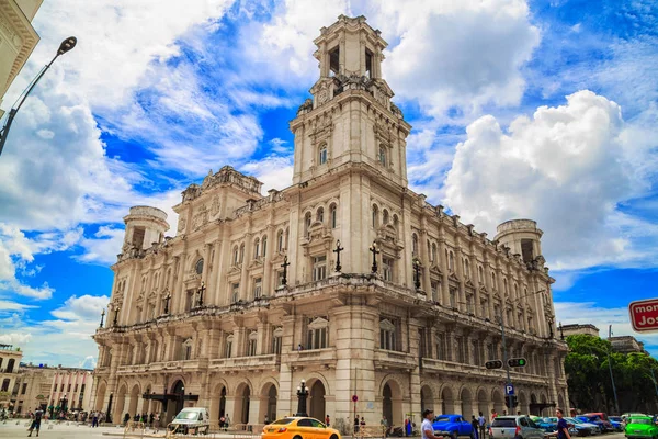 La Habana, Cuba - 10 de agosto de 2017. Museo Nacional de Bellas Artes. Un... — Foto de Stock