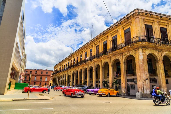 L'Avana, Cuba - 10 agosto 2017, un vecchio edificio giallo con colu — Foto Stock