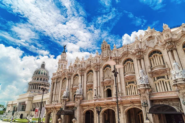 La Habana, Cuba - 10 de agosto de 2017 - el Gran Teatro de La Habana es — Foto de Stock