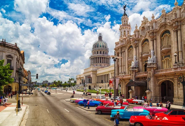 La Habana, Cuba - 10 de agosto de 2017 - el Gran Teatro de La Habana es — Foto de Stock