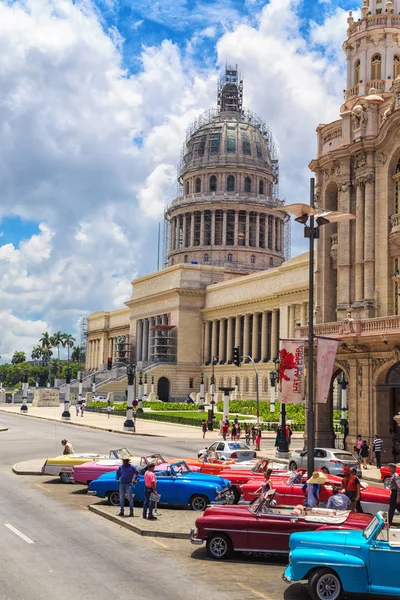 La Habana, Cuba - 10 de agosto de 2017 - el Gran Teatro de La Habana es — Foto de Stock