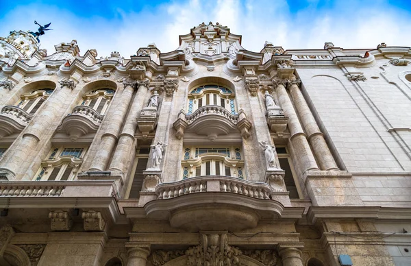 LA HABANA, CUBA - Calle del centro de La Habana Vieja. Arquitectura. Edificio — Foto de Stock