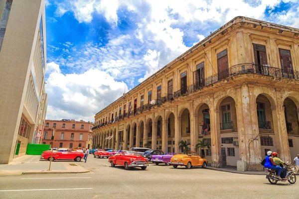 La Habana, Cuba - 10 de agosto de 2017, un viejo edificio amarillo con colu — Foto de Stock