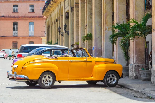 L'Avana, Cuba - 10 agosto 2017, un vecchio edificio giallo con colu — Foto Stock