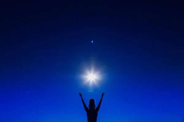 Blauer Himmel großer glühender Stern — Stockfoto