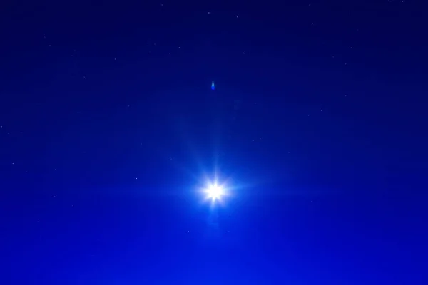 Blauer Himmel großer glühender Stern — Stockfoto