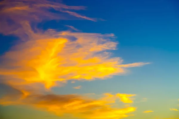 Céu azul profundo e nuvens amarelas ao nascer do sol — Fotografia de Stock