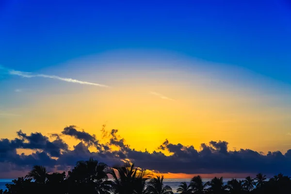 Salida del sol en las nubes sobre el mar Caribe, Cuba — Foto de Stock