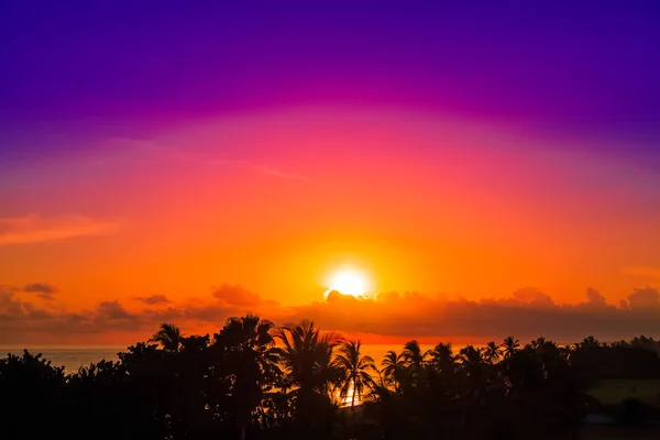 Salida del sol en las nubes sobre el mar Caribe, Cuba — Foto de Stock