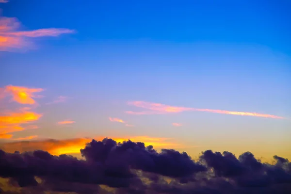Nascer do sol nas nuvens sobre o mar das Caraíbas, Cuba — Fotografia de Stock