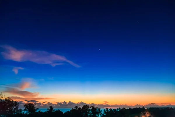 Nascer do sol nas nuvens sobre o mar das Caraíbas, Cuba — Fotografia de Stock
