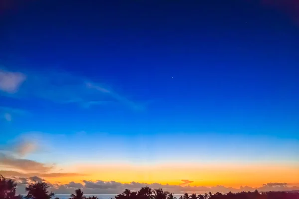 Sonnenaufgang in den Wolken über der Karibik, Kuba — Stockfoto