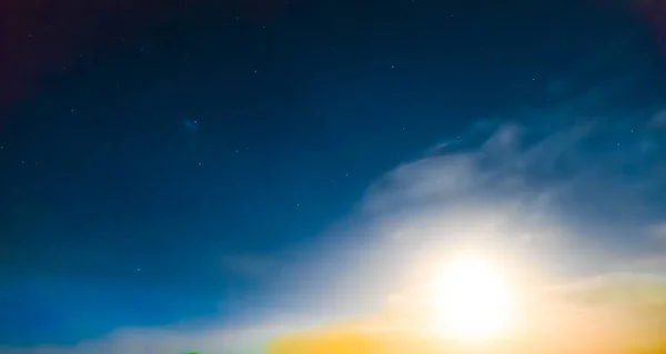 El cielo estrellado al amanecer sobre el mar Caribe, Cuba — Foto de Stock