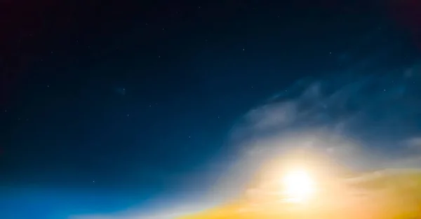 O céu estrelado ao amanhecer sobre o mar das Caraíbas, Cuba — Fotografia de Stock