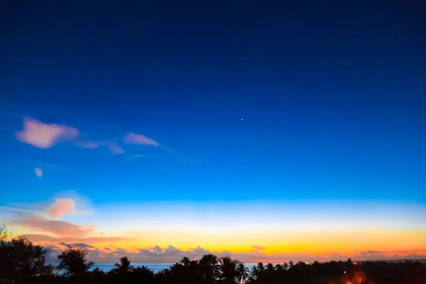 O céu estrelado ao amanhecer sobre o mar das Caraíbas, Cuba — Fotografia de Stock