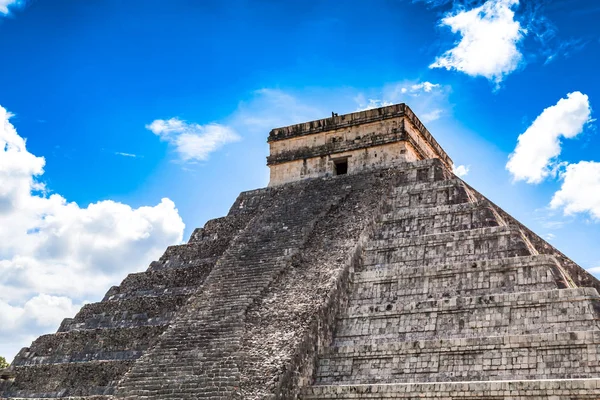 The pyramid of Kukulkan in Chichen Itza. Mayan pyramids, sky, cl — Stock Photo, Image