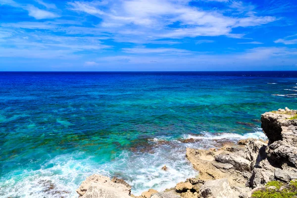 Karayip denizi. Mavi gökyüzü. Isla mujeres Meksika — Stok fotoğraf