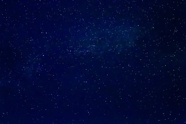 Много светящихся звезд в небе ночью . — стоковое фото