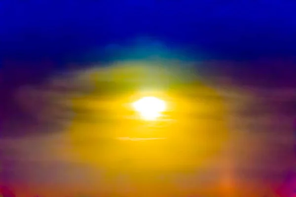 El cielo estrellado al amanecer. Rayos amarillos del sol —  Fotos de Stock