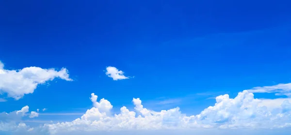 Μπλε ουρανός και σύννεφα Φωτογραφία Αρχείου