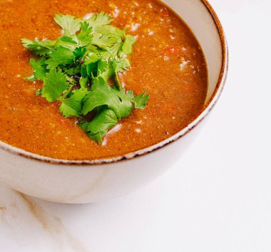 Sıcak bir tas baharatlı çorba, taze kişniş soslu, lezzetli bir çorba içerir. Bu yemek sıcak bir akşam ya da sıradan bir toplantı için mükemmel..