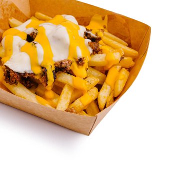 Erimiş peynir ve lezzetli malzemelerle kaplı bir kızarmış patates servisi kahverengi bir kağıt tepside sergilenir. Bu yemek, paylaşım için mükemmel bir hoşgörülü ve sağlıklı atıştırmalık seçeneği sunar..