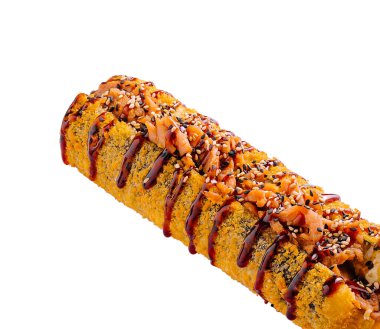 Sos, susam tohumu ve pullarla kaplı çıtır suşi rulosu, içinde altın ekmek kırıntıları ve lezzetli bir dolgu var..