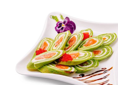 Güzel düzenlenmiş bir tabak taze malzemelerle dolu yeşil suşi ruloları içerir ve üstü kırmızı balık yumurtası ile kaplıdır. Zarif tasarım sunulan canlı renkleri ve tatları geliştirir..