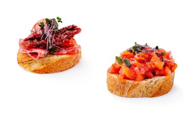 İçinde domatesli olgun biber, taze otlar ve bir dilim rustik ekmeğin üzerinde servis edilen bir parça yağ bulunan lezzetli bruschetta. Bu iştah açıcı yemek toplanma ya da başlangıç için mükemmeldir..