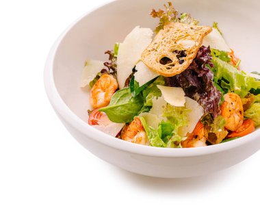 Renkli kasede canlı bir salata ızgara karides, çeşit çeşit yeşillikler ve çıtır çıtır malzemeler yer alıyor. Hafif bir yemek için mükemmel ya da öğle yemeğinde sağlıklı bir aperatif için..