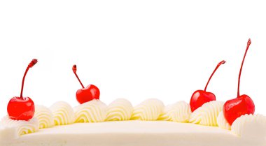 Üstü yumuşak krem şanti ve parlak kırmızı kirazlarla kaplı güzel yapılmış beyaz bir pasta. Tatlı zarif sadeliğiyle göze çarpar. Kutlamalar ve toplantılar için mükemmeldir..