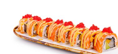 Parlak renkli suşi ruloları, somon dilimleri ve canlı yumurtayla kaplı bir tabakta güzelce düzenlenir. Bu lezzetli yemek çeşitli dokuları ve tatları sergiliyor. Paylaşmak için mükemmel..