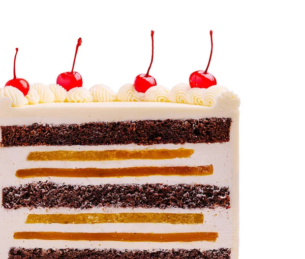 Güzel katmanlı bir pastada üç parlak kırmızı kirazla sıralı çikolata ve meyve aromalı dolgular yer alır. Pasta düz beyaz bir arkaplan üzerine kurulmuş..