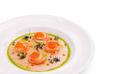 Narin somon gülleri canlı yeşil bir sos eşliğinde beyaz bir tabakta güzelce düzenlenir ve mikro yeşilliklerle süslenir. Ayarlar aşçılık sanatını ön plana çıkarıyor.