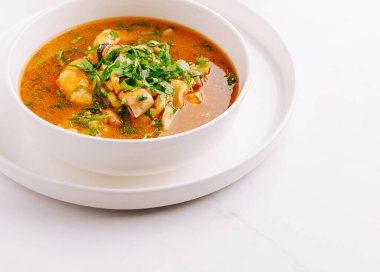 Canlı bir kase deniz ürünleri çorbası taze deniz tarakları ve taze otlarla kaplı karides çorbası. Serin akşamlarda ya da özel toplantılarda ısınmak için ideal..