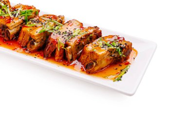 Lezzetli haşlanmış domuz eti, üzerinde canlı acı biber sosu ve taze otlarla servis edilir. Yemek meraklıları için mükemmel bir ağız sulandırıcı..