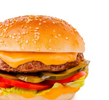 Kalın bir köfte, erimiş peynir, taze marul, domates, turşu ve susamlı çörek içeren lezzetli bir çizburger. Klasik fast food cazibesi sergiliyor..