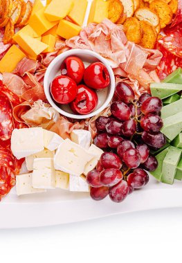 Canlı yayılmış vitrinler çeşitli pişirilmiş etler, peynirler, krakerler ve taze üzümler. Bu iştah açıcı düzenleme sosyal bir toplantı ya da kutlama için mükemmel..