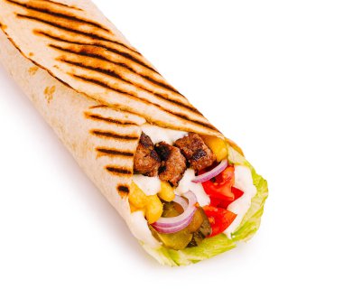 Mükemmel ızgara burrito, lezzetli et, taze marul, domates, soğan ve lezzetli mısırla dolu yumuşak bir tortilla sergiler. Günün her saatinde hızlı bir yemek için ideal..