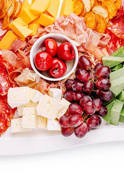 Canlı yayılmış vitrinler çeşitli pişirilmiş etler, peynirler, krakerler ve taze üzümler. Bu iştah açıcı düzenleme sosyal bir toplantı ya da kutlama için mükemmel..