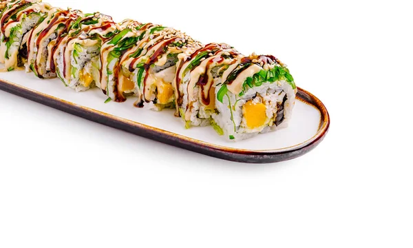 Suşi ruloları sebze ve balıklarla dolu, sosla sergilenmiş güzel bir servis tabağı. Parlak renkler, malzemelerin tazeliğini vurguluyor. Keyif almaya teşvik ediyor..