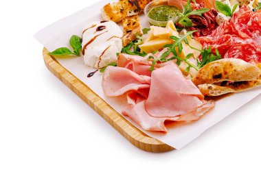 Güzel düzenlenmiş bir gurme tabağında çeşitli pişirilmiş etler, çeşitli peynirler, taze otlar ve canlı baharatlar sergilenir. Sıradan bir toplantı veya özel bir gün için mükemmel olur..