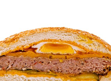 İçten bir hamburger, üzerinde erimiş peynir ve kızarmış yumurta bulunan sulu bir etli börek içerir. Hepsi de kızarmış susamlı çöreğin içine yerleştirilir. Günün her saatinde doyurucu bir yemek için mükemmel..
